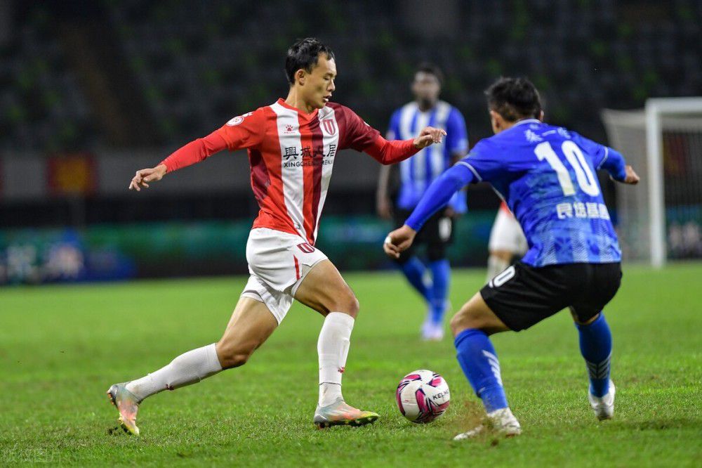 中国香港队首发：19-谢家荣（GK）、5-艾里奥（C）、6-胡晋铭、8-陈俊乐、9-安永佳、11-艾华顿、13-李毅凯、16-陈肇钧、17-陈晋一、21-茹子楠、26-祖连奴官方：26岁范德贝克从曼联租借加盟法兰克福官方消息，范德贝克以租借的形式将在一月份从曼联加盟法兰克福，租借期为半年。